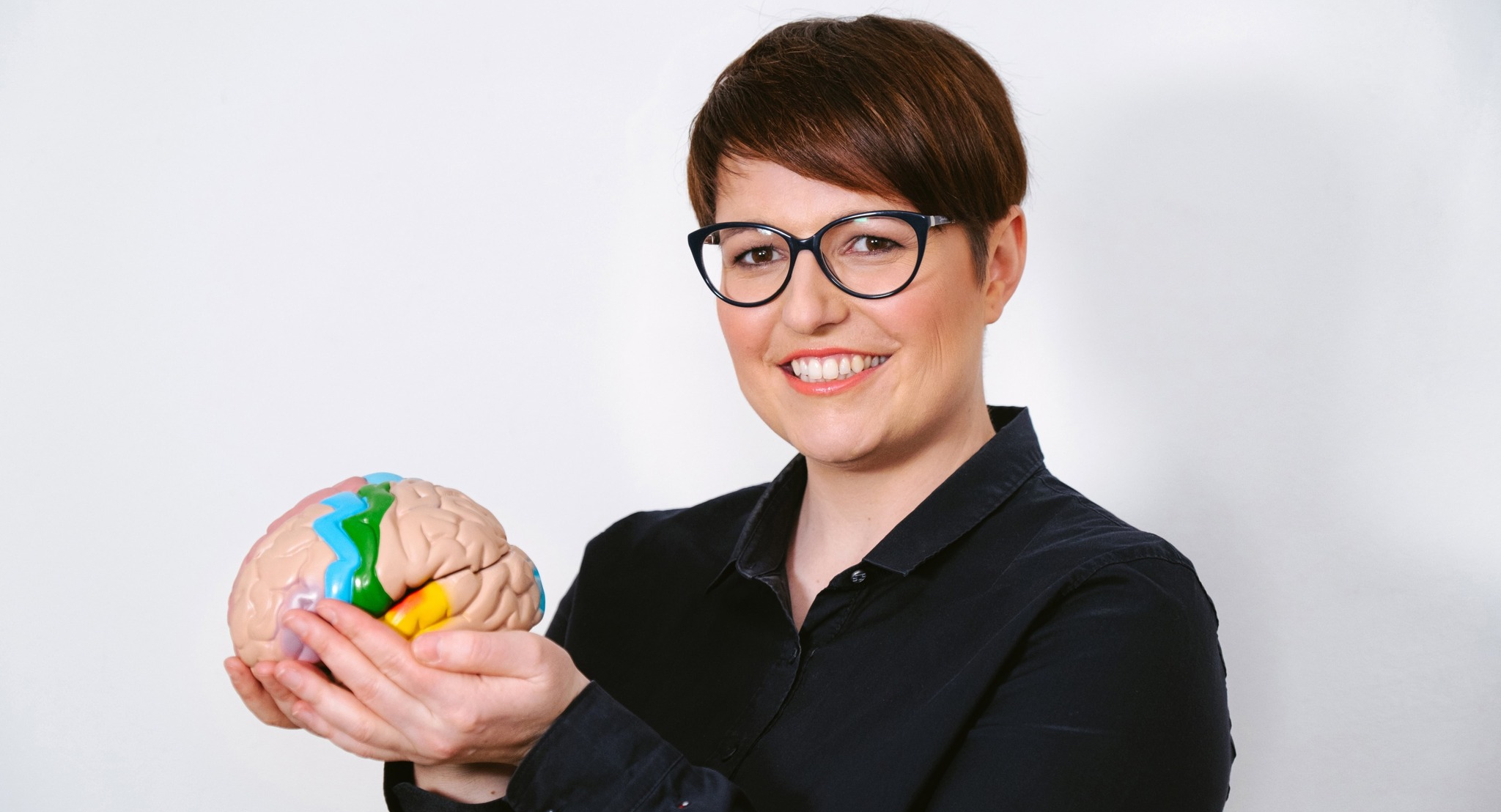 Eva Fruhwirtová drží model mozku