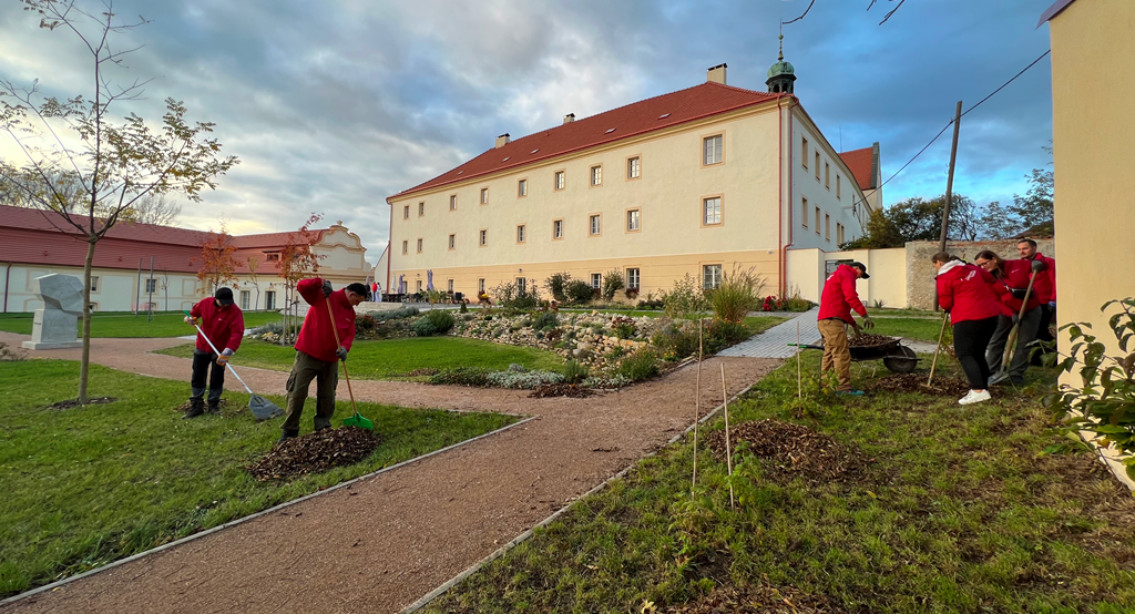 Zaměstnanci Generali penzijní společnosti v domově pro seniory Senlife